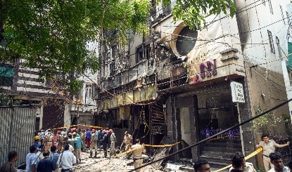 Delhi Hotel Fire Update | दिल्ली में अवैध निर्माण पर चला एमसीडी का हथौड़ा! 82 संपत्तियां ध्वस्त, 43 सील, हौज रानी अग्निकांड के बाद प्रशासन सख्त