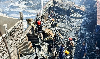 संकरी गलियां और नियमों की अनदेखी बनती रही काल! दिल्ली में पिछले 6 सालों में आग से जुड़ी घटनाओं में 543 लोगों की जान गयी
