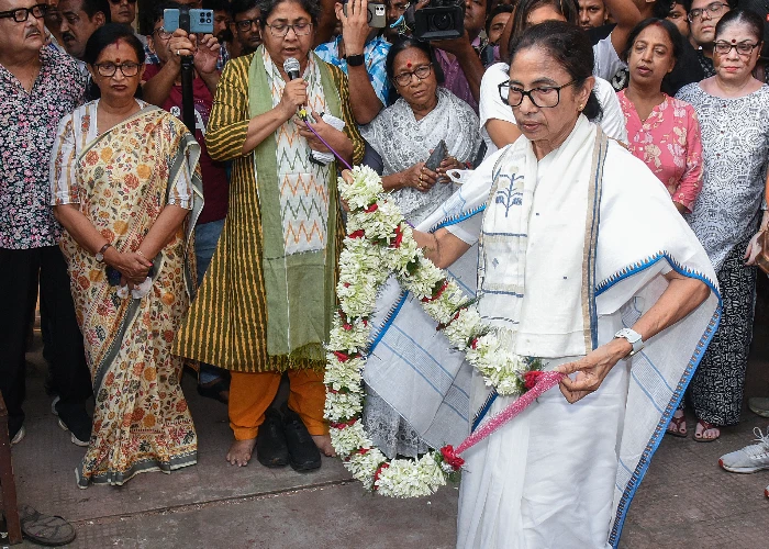 बंगाल में TMC का संकट गहराया: Mamata की Meeting से 35 सांसद, दर्जनों विधायक गायब, अंदरूनी कलह उजागर।