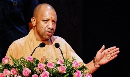 Yogi Adityanath का कड़ा संदेश: उत्सव के रंग में किसी ने भंग डाला तो वर्तमान और भविष्य भी हो जाएगा स्वाहा