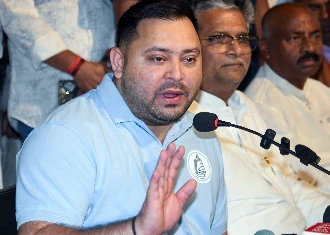 Bihar की सियासत में नया मोड़, Tejashwi Yadav ने लौटाई सुरक्षा, RJD बोली- सरकार डराना चाहती है