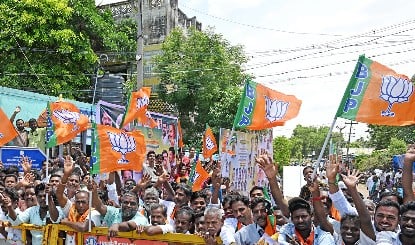 INDIA Bloc बैठक के बीच TMC में बड़ा सियासी भूकंप, 14 सांसदों ने BJP नेताओं से की मुलाकात, शुभेंदु भी रहे मौजूद