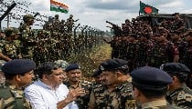 BSF जवानों के सामने आ गये Bangladesh Border Guards, तीखे गतिरोध के बाद जो कुछ हुआ वो देखने लायक था! BSF जवानों के सामने आ गये Bangladesh Border Guards, तीखे गतिरोध के बाद जो कुछ हुआ वो देखने लायक था!