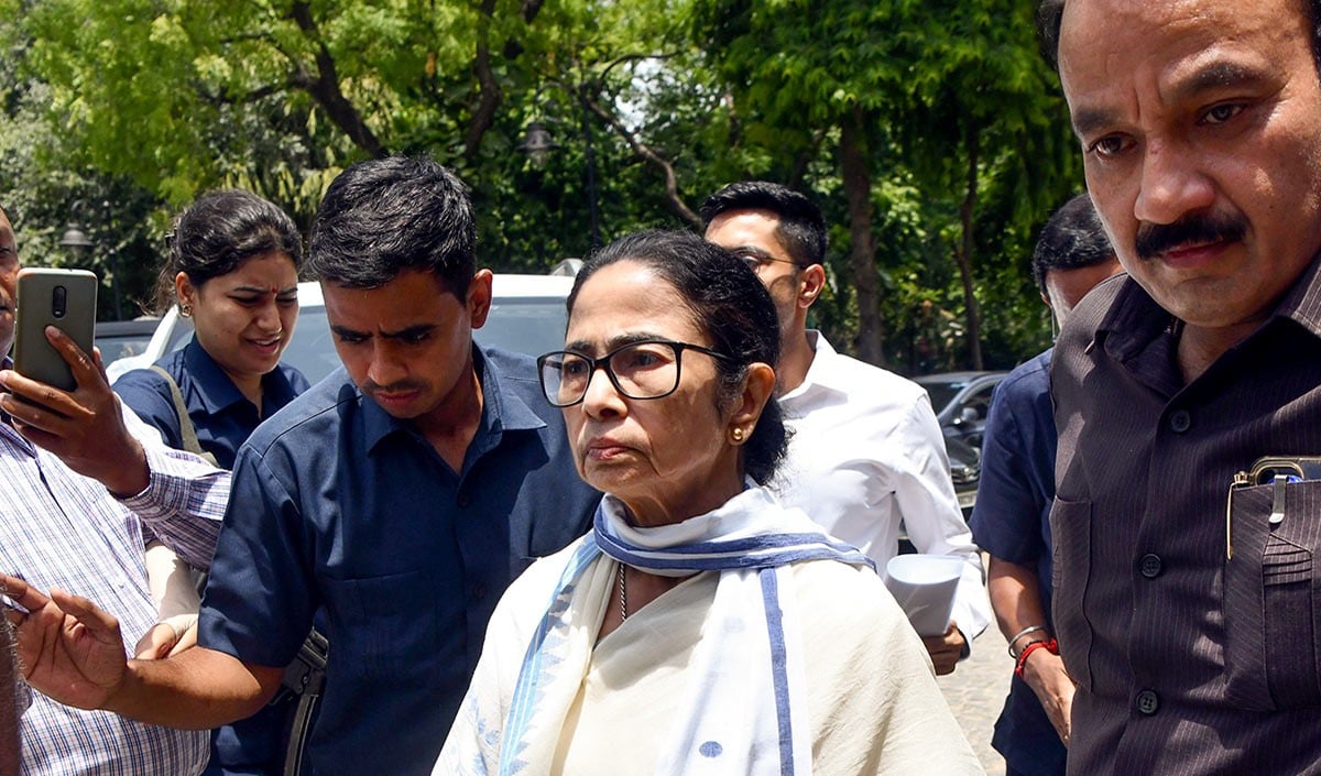राजनीतिक रूप से कमजोर पड़ चुकीं Mamata Banerjee विपक्षी INDIA Alliance को कितना मजबूत कर पाएँगी?