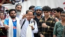लोकतंत्र का व्यंग्य या लोकतांत्रिक मर्यादाओं पर संकट?