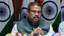 NEET विवाद के बीच Dharmendra Pradhan का NTA दौरा: छात्रों से बोले- 'पढ़ाई पर ध्यान दें, परीक्षा होगी पारदर्शी' NEET विवाद के बीच Dharmendra Pradhan का NTA दौरा: छात्रों से बोले- 'पढ़ाई पर ध्यान दें, परीक्षा होगी पारदर्शी'