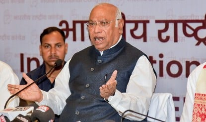 Ujjwala Subsidy कटौती पर Congress का हमला, Modi सरकार को सत्ता के नशे में चूर बताया