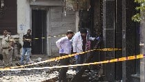 बेगुनाह जिंदगियों से खेलता भ्रष्ट तंत्र और दिल्ली के अंतहीन अग्निकांड