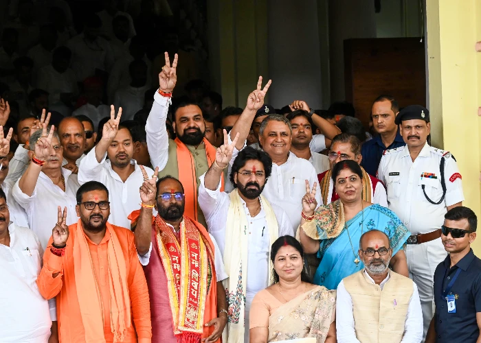 Bihar Politics: Power Star पवन सिंह बने माननीय, नीतीश के बेटे निशांत समेत 10 MLC ने ली शपथ