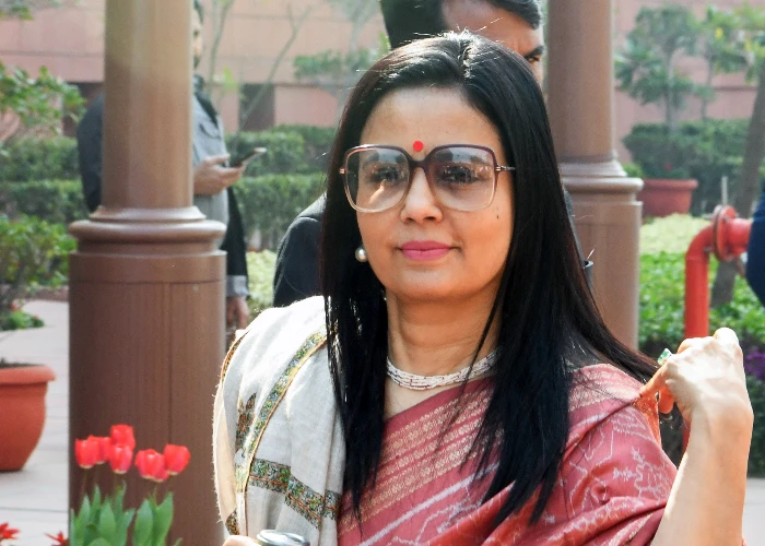 West Bengal में सियासी बवाल, TMC सांसद Mahua Moitra की गाड़ी पर फेंके अंडे, दिखाए काले झंडे