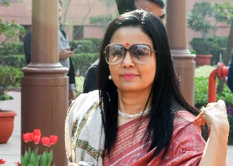 West Bengal में सियासी बवाल, TMC सांसद Mahua Moitra की गाड़ी पर फेंके अंडे, दिखाए काले झंडे
