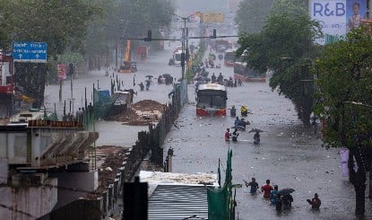 Mumbai Heavy Rain | जलजमाव के कारण अंधेरी सबवे बंद, स्कूल बस पर पेड़ गिरने से छात्र की मौत, जानें स्कूलों की छुट्टी पर क्या है अपडेट