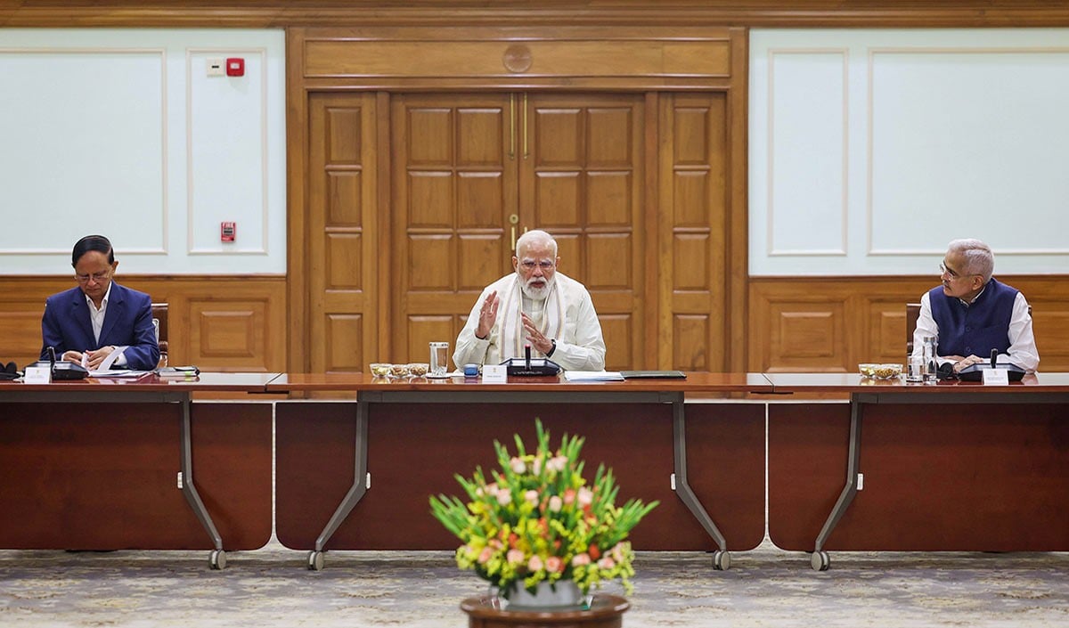 Prabhasakshi NewsRoom: विदेश से लौटते ही सभी मंत्रालयों के सचिवों के साथ Modi ने किया मंथन, 4 घंटे चली बैठक में China रहा चर्चा का केंद्र