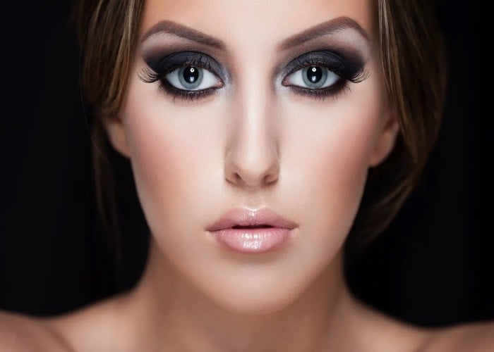 Beauty Tips: चिपचिपी गर्मी में भी नहीं बहेगा फाउंडेशन, बस फॉलो करें ये Pro Tips