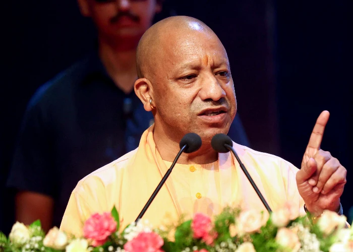 Ayodhya में गरजे CM Yogi, बोले- SP-Congress ने हनुमानगढ़ी में नमाज पढ़वाने का 