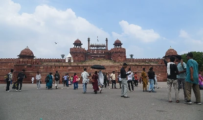 Delhi Red Fort Bomb Threat | दिल्ली के लाल किले को बम से उड़ाने की धमकी मिली, जांच के बाद पुलिस ने कॉल को झूठा बताया