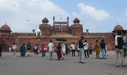 Delhi के Red Fort को बम से उड़ाने की झूठी धमकी, High Security Alert जारी