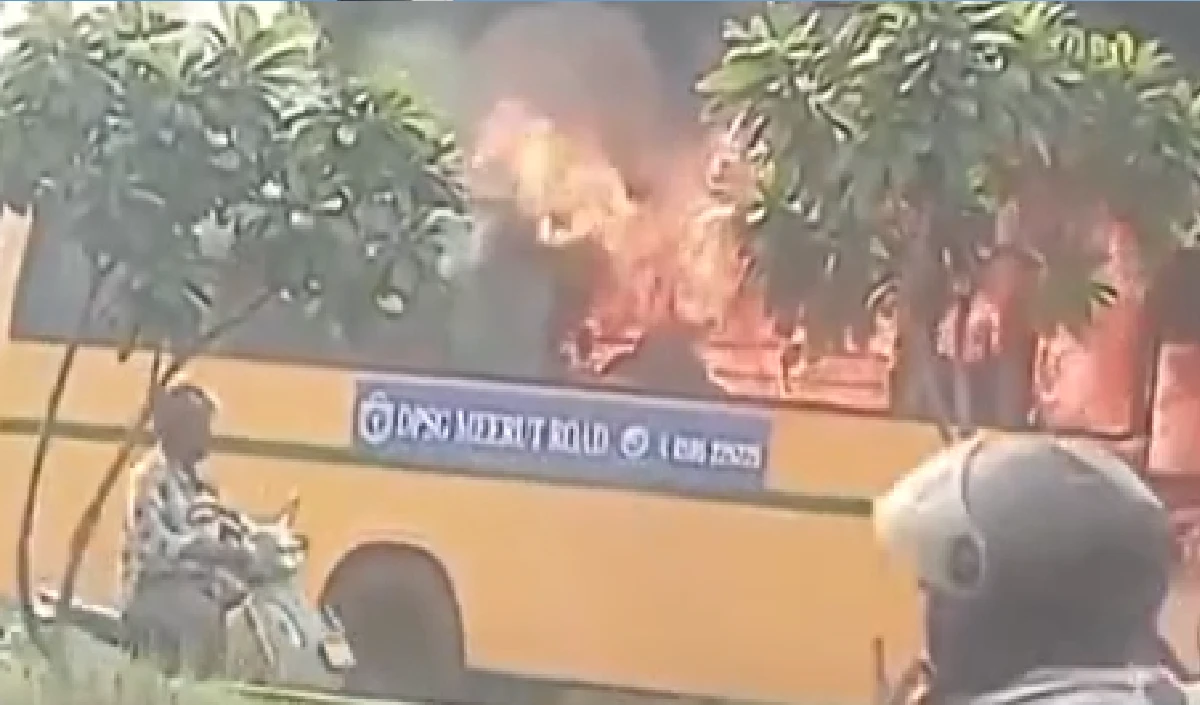 Ghaziabad News: सड़क पर धू-धू कर जली DPS की CNG बस, Technical Fault की आशंका से हड़कंप