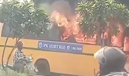 Ghaziabad News: सड़क पर धू-धू कर जली DPS की CNG बस, Technical Fault की आशंका से हड़कंप