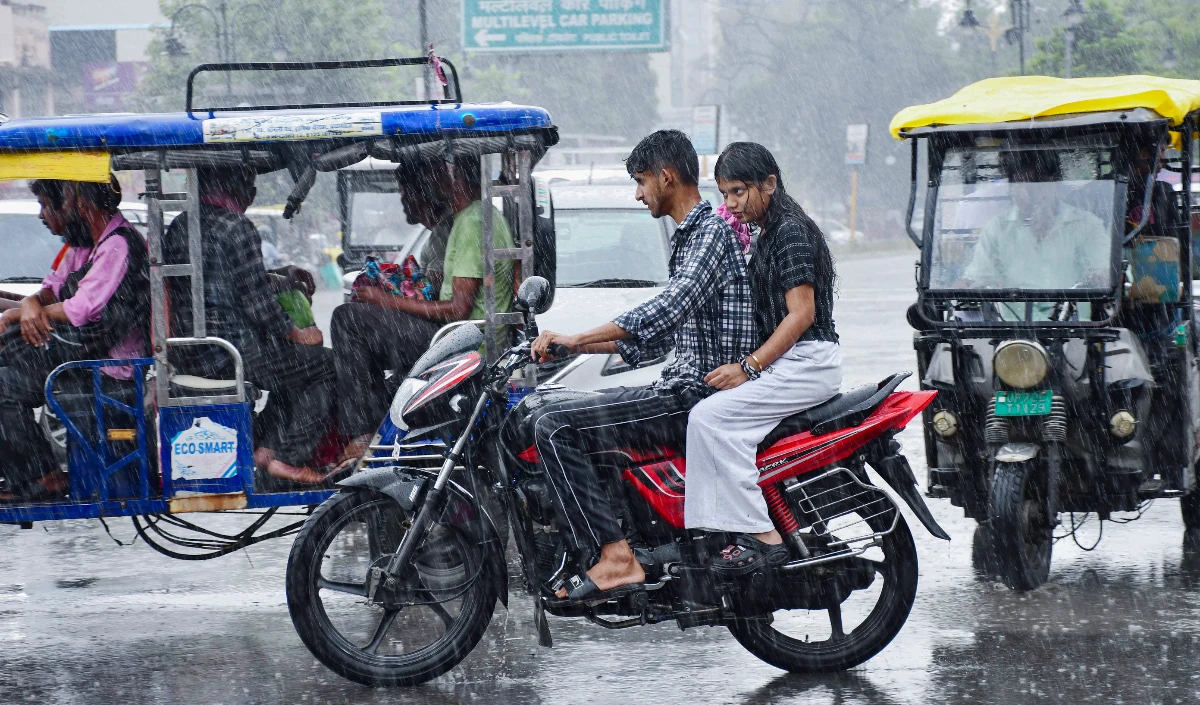 सड़कों पर आफत, हवा में राहत... दिल्ली में जो काम नीतियां सालों में नहीं कर पाईं, वो मॉनसून की बारिश ने 48 घंटों में कर दिखाया!