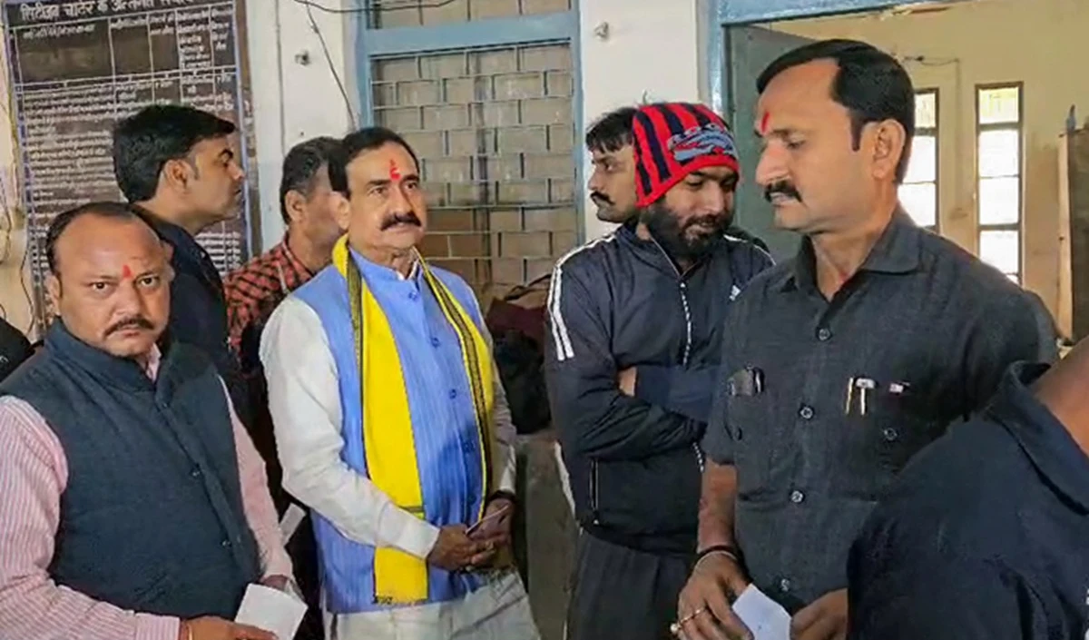 दतिया में भारी बवाल! पूर्व गृह मंत्री नरोत्तम मिश्रा का टिकट कटने से भड़के समर्थक, पुलिस पर पथराव और हाईवे पर चक्का जाम