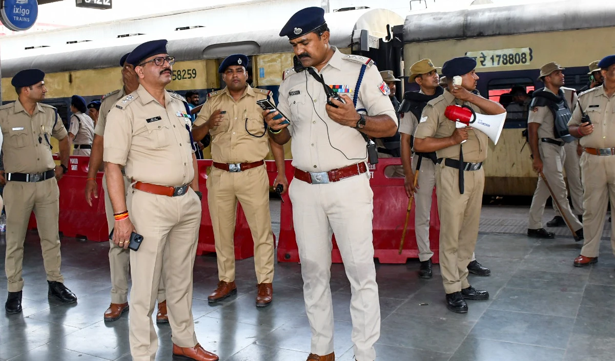 Uttar Pradesh | Operation Cyber ​​Vajra के तहत 300 बंधक युवा मुक्त, फर्जी नौकरी के नाम पर 4 करोड़ का घोटाला करने वाले 19 जालसाज गिरफ्तार