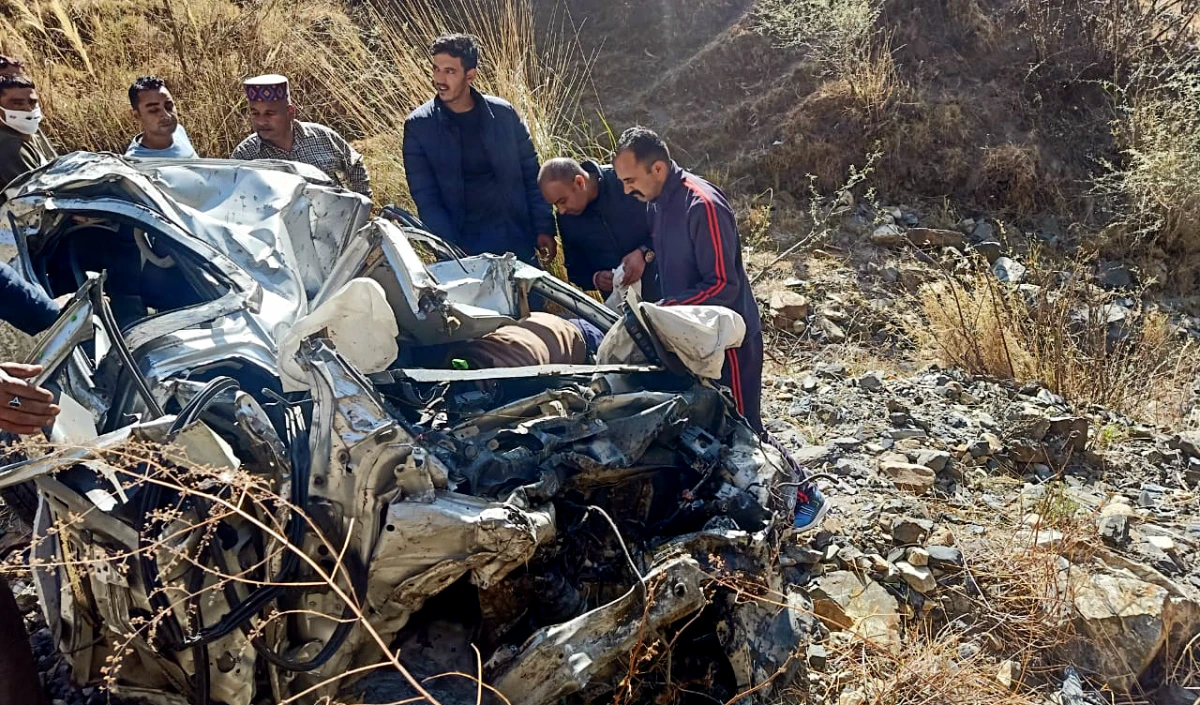 हिमाचल प्रदेश में में भीषण सड़क हादसा, 150 फुट गहरी खाई में गिरी कार, तीन लोगों की मौत