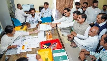 Datia By-election: Ashutosh Tiwari ने किया नामांकन, Narottam Mishra ने माना पार्टी का फैसला, हुए भावुक Datia By-election: Ashutosh Tiwari ने किया नामांकन, Narottam Mishra ने माना पार्टी का फैसला, हुए भावुक