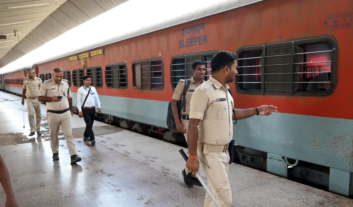 चलती Train में Rudrabhishek! Railway ने बताया क्या था Viral Video का सच
