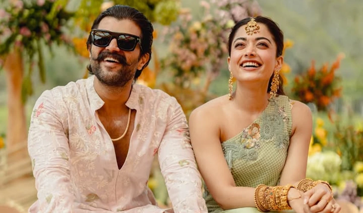 Rashmika Mandanna ने Ranabaali में Vijay Deverakonda के लुक को बताया ‘बेहद डरावना’, तो पति विजय ने सुधारा- बोले ‘डरावना नहीं, दिव्य’ Rashmika Mandanna ने Ranabaali में Vijay Deverakonda के लुक को बताया ‘बेहद डरावना’, तो पति विजय ने सुधारा- बोले ‘डरावना नहीं, दिव्य’
