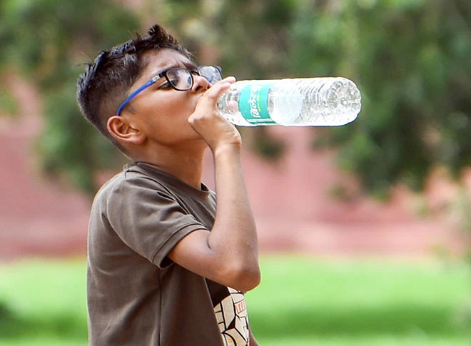 गर्मी और उमस से बेहाल लोग
