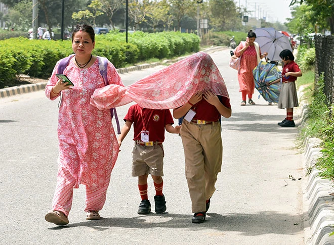 गर्मी और उमस से बेहाल लोग