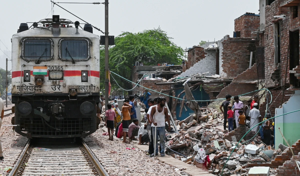 Railways Land Encroachment | 1500 फुटबॉल मैदानों के बराबर रेलवे की जमीन पर भू-माफियाओं का कब्जा, RTI में खुली पोल! आंकड़े देख उड़ जाएंगे होश
