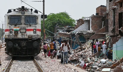 Railways Land Encroachment | 1500 फुटबॉल मैदानों के बराबर रेलवे की जमीन पर भू-माफियाओं का कब्जा, RTI में खुली पोल! आंकड़े देख उड़ जाएंगे होश