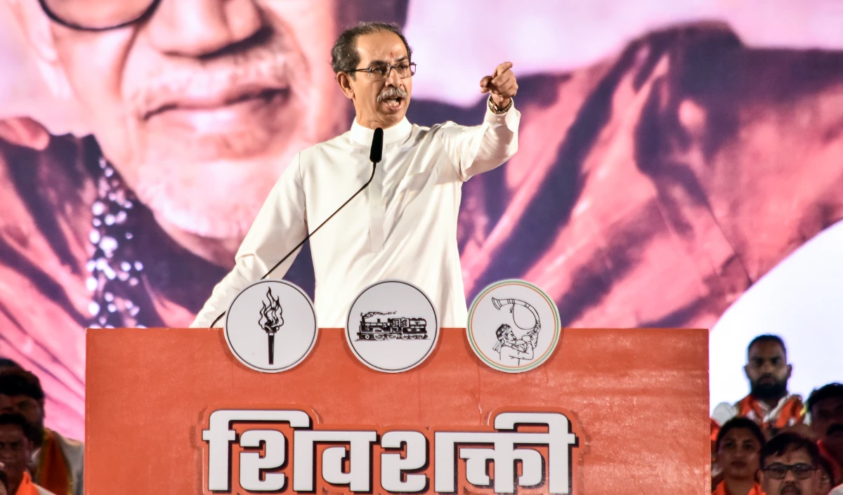 Shiv Sena UBT ने बागी MPs को दिया नोटिस, Eknath Shinde गुट से विलय के दावे पर कड़ी चेतावनी