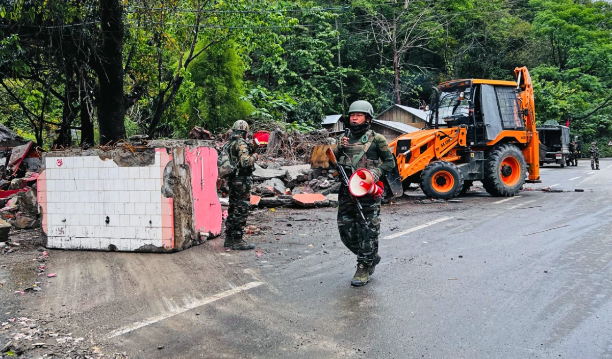 Manipur में तलाशी अभियान के बाद भड़की हिंसा, Assam Rifles के वाहन जलाए