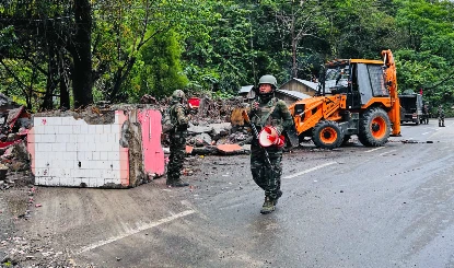 Manipur में तलाशी अभियान के बाद भड़की हिंसा, Assam Rifles के वाहन जलाए