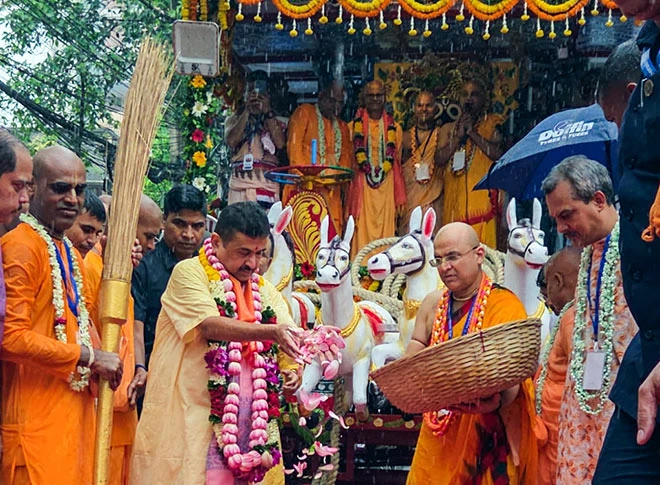 धूमधाम से निकली भगवान जगन्नाथ की यात्रा धूमधाम से निकली भगवान जगन्नाथ की यात्रा