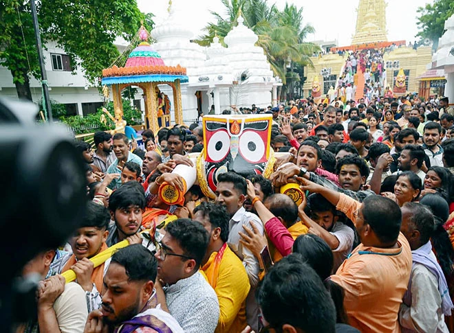 धूमधाम से निकली भगवान जगन्नाथ की यात्रा धूमधाम से निकली भगवान जगन्नाथ की यात्रा