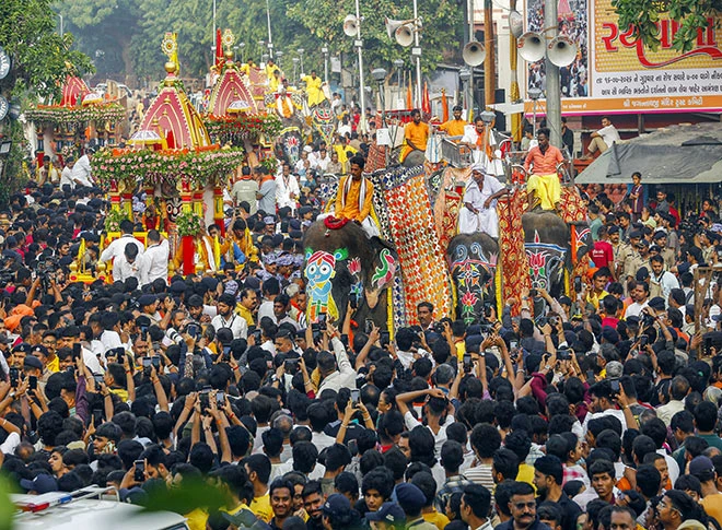धूमधाम से निकली भगवान जगन्नाथ की यात्रा धूमधाम से निकली भगवान जगन्नाथ की यात्रा