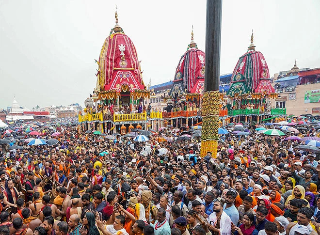 धूमधाम से निकली भगवान जगन्नाथ की यात्रा धूमधाम से निकली भगवान जगन्नाथ की यात्रा