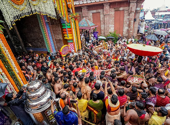 धूमधाम से निकली भगवान जगन्नाथ की यात्रा धूमधाम से निकली भगवान जगन्नाथ की यात्रा