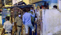 Karnataka Horror | लेडी डॉक्टर ने पति की बेरहमी से की हत्या, 8 साल के बेटे को भी चाकू से गोदा, लाशों के पास चलाती रही फोन | Video 
