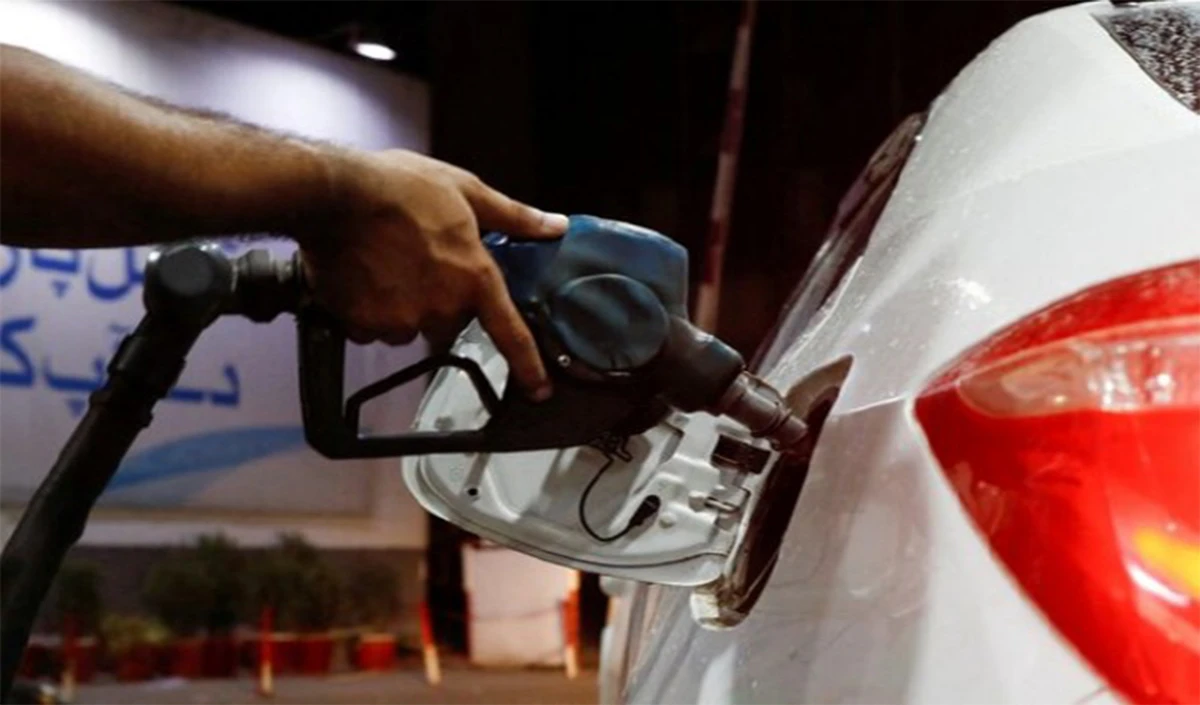 Pakistan Fuel Crisis: महज 2 हफ्ते का Petrol Stock बचा, Policy अड़चनों और बढ़ते कर्ज से कंगाली की राह पर इस्लामाबाद