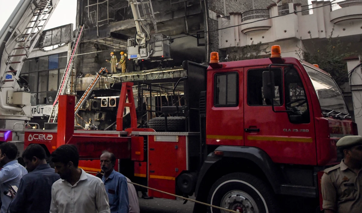 Noida Paras Tiara Society Fire | AC में शॉर्ट सर्किट से 7वीं मंज़िल पर आग लगी, फायर डिपार्टमेंट ने मौके का मुआयना किया
