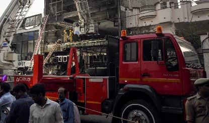 Noida Paras Tiara Society Fire | AC में शॉर्ट सर्किट से 7वीं मंज़िल पर आग लगी, फायर डिपार्टमेंट ने मौके का मुआयना किया