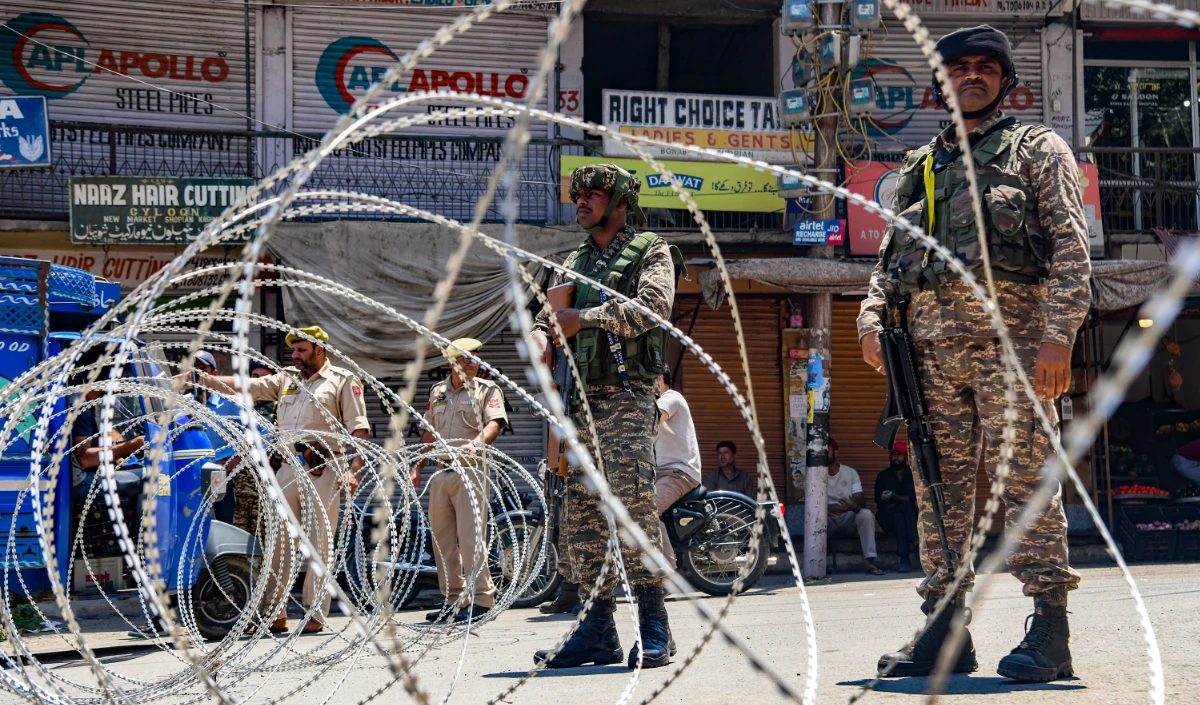 Jammu and Kashmir के डोडा में सुरक्षाकर्मियों की राइफल छीनने की कोशिश, गोलीबारी में युवक की मौत, 3 जवान घायल, धार्मिक उपदेशक हिरासत में लिया गया