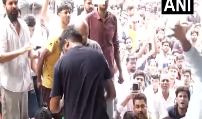 जंतर-मंतर पर NEET Protest के बीच Abhijit Dipke पर फेंकी स्याही, मचा हंगामा