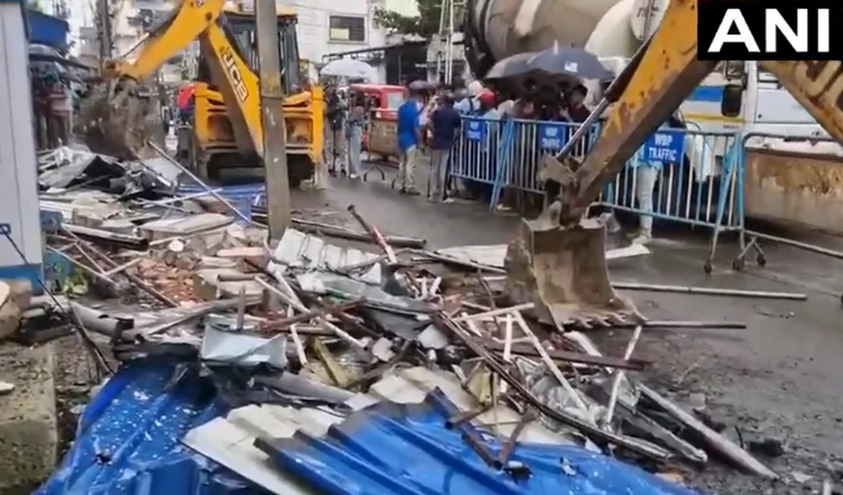 Abhishek Banerjee के दफ्तर पर Bulldozer एक्शन, Bengal में TMC-BJP में बढ़ा सियासी घमासान