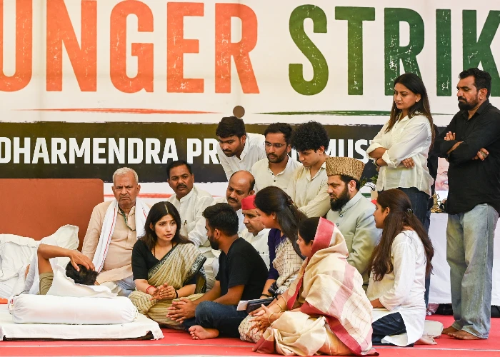 Sonam Wangchuk Detained: जंतर-मंतर से वांगचुक को हटाने पर Dimple Yadav का हमला, कहा- अब शांतिपूर्ण Protest भी बर्दाश्त नहीं